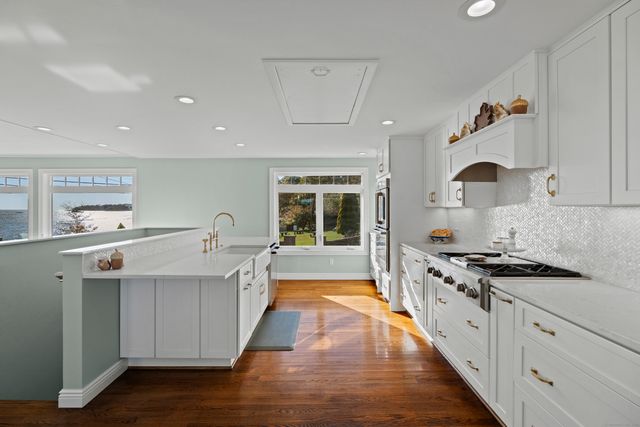 21 Harbor Street, Branford, CT 06405