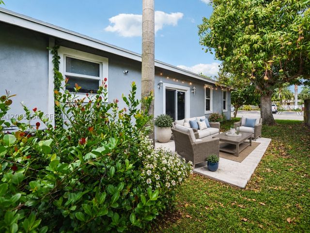 1686 NE 30th St, Pompano Beach, FL 33064