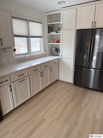 6510 Applewood Drive, Lincoln, NE 68516