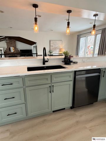 6510 Applewood Drive, Lincoln, NE 68516