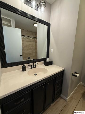 6510 Applewood Drive, Lincoln, NE 68516