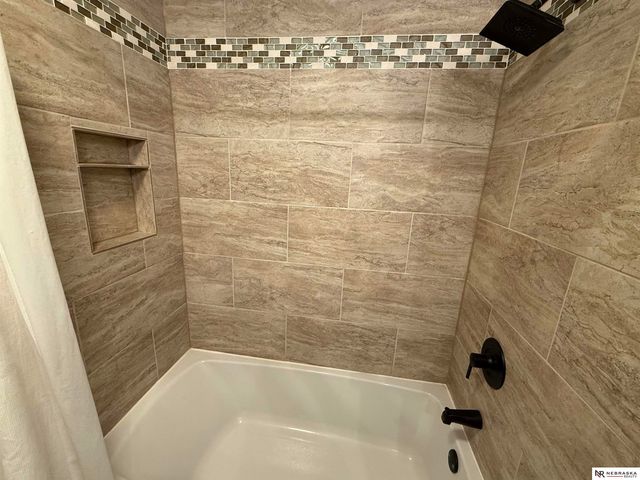 6510 Applewood Drive, Lincoln, NE 68516