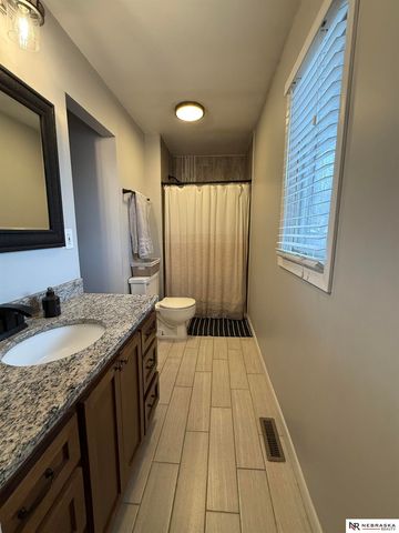 6510 Applewood Drive, Lincoln, NE 68516