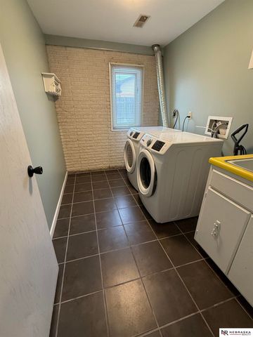 6510 Applewood Drive, Lincoln, NE 68516