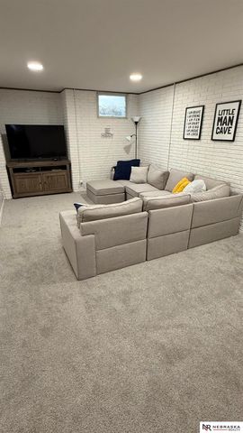 6510 Applewood Drive, Lincoln, NE 68516