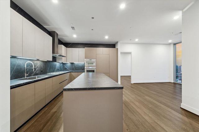 1711 Allen Parkway 2403, Houston, TX 77019