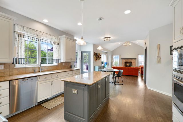 88 Open Parkway S, Hawthorn Woods, IL 60047