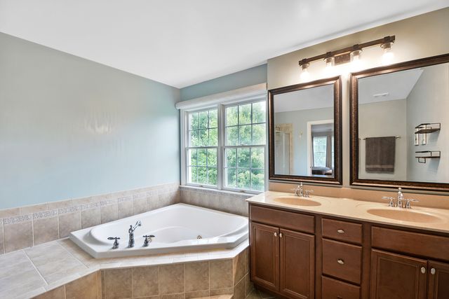 88 Open Parkway S, Hawthorn Woods, IL 60047