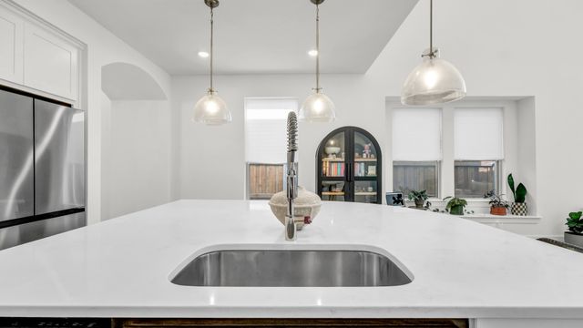 913 Gilbreath Avenue, Crowley, TX 76036