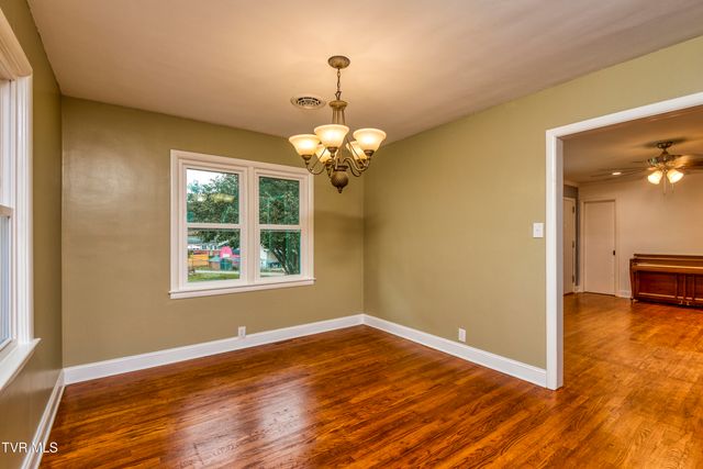 1140 Foxcroft Road, Bristol, VA 24201