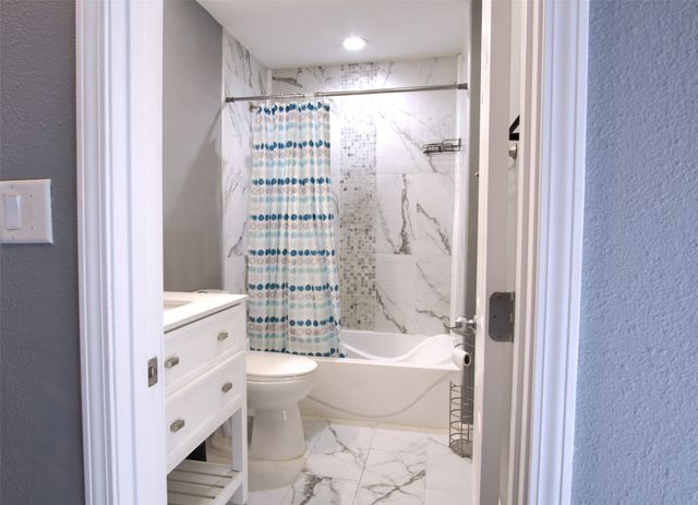 2743 Des Moines Street, Des Moines, IA 50317