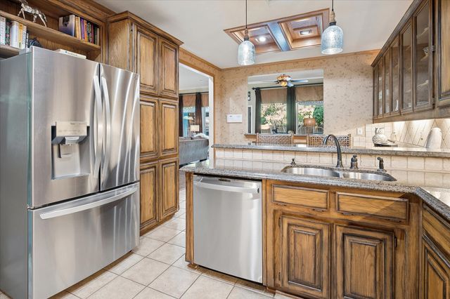 2448 Clearspring Drive N, Irving, TX 75063