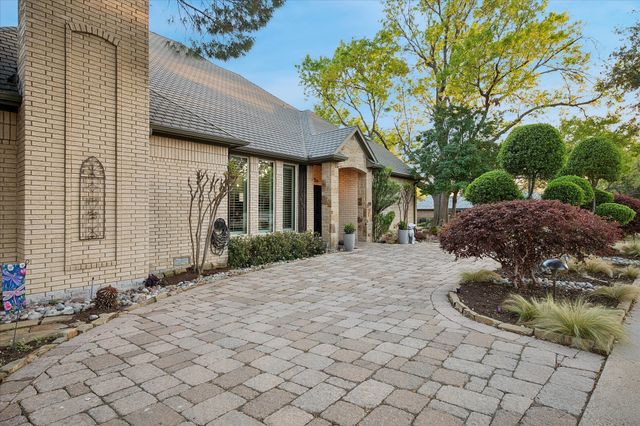 2448 Clearspring Drive N, Irving, TX 75063