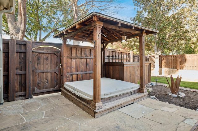 2448 Clearspring Drive N, Irving, TX 75063