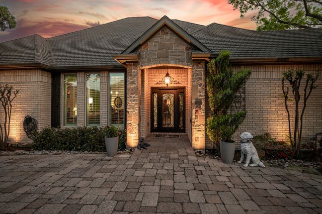 2448 Clearspring Drive N, Irving, TX 75063