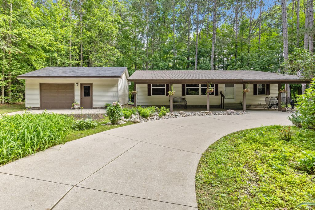 6009 Keeney Drive, Belvidere Twp, MI 48886