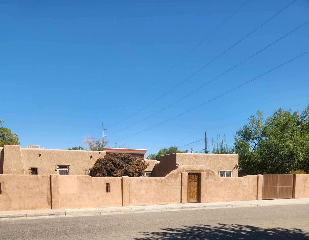 900 VASSAR Drive NE, Albuquerque, NM 87106