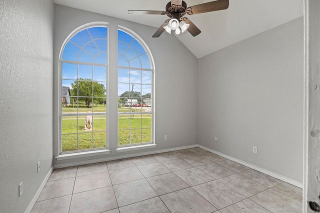 84 Thomas DR, Martindale, TX 78655