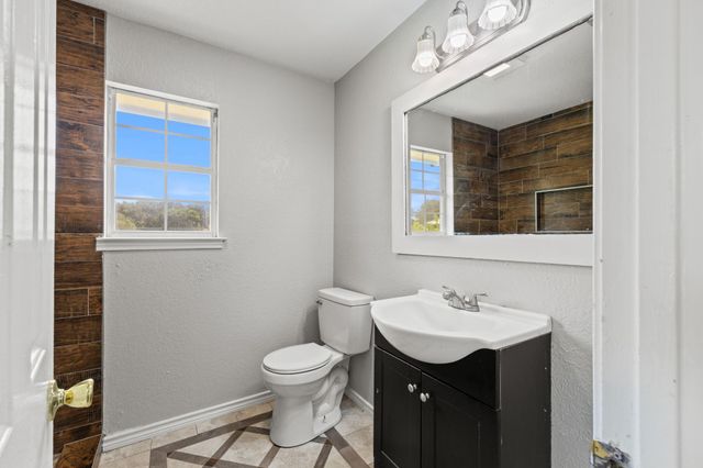 84 Thomas DR, Martindale, TX 78655