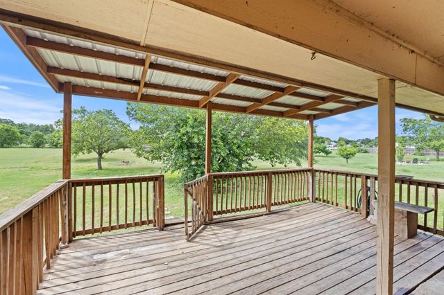 84 Thomas DR, Martindale, TX 78655