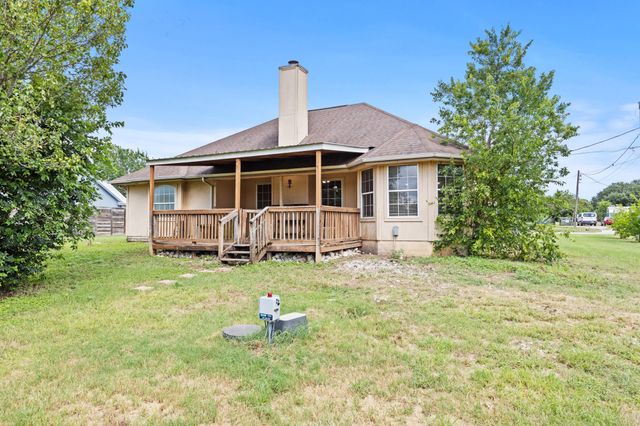 84 Thomas DR, Martindale, TX 78655