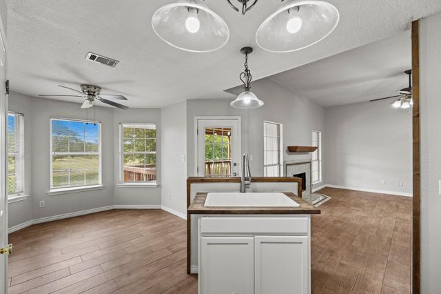 84 Thomas DR, Martindale, TX 78655