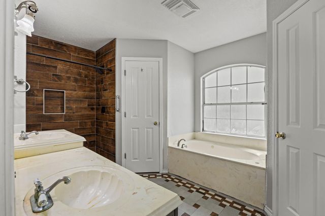 84 Thomas DR, Martindale, TX 78655
