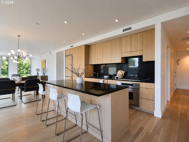 937 Nw GLISAN St 336, Portland, OR 97209