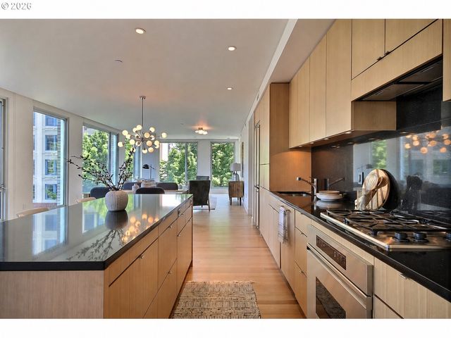 937 Nw GLISAN St 336, Portland, OR 97209