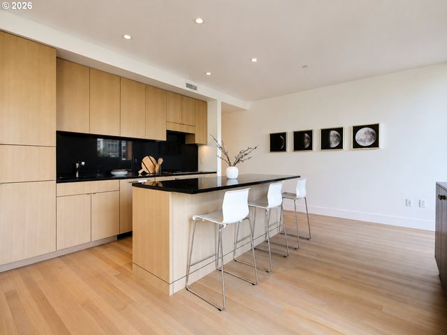 937 Nw GLISAN St 336, Portland, OR 97209