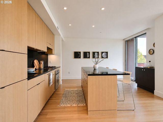 937 Nw GLISAN St 336, Portland, OR 97209