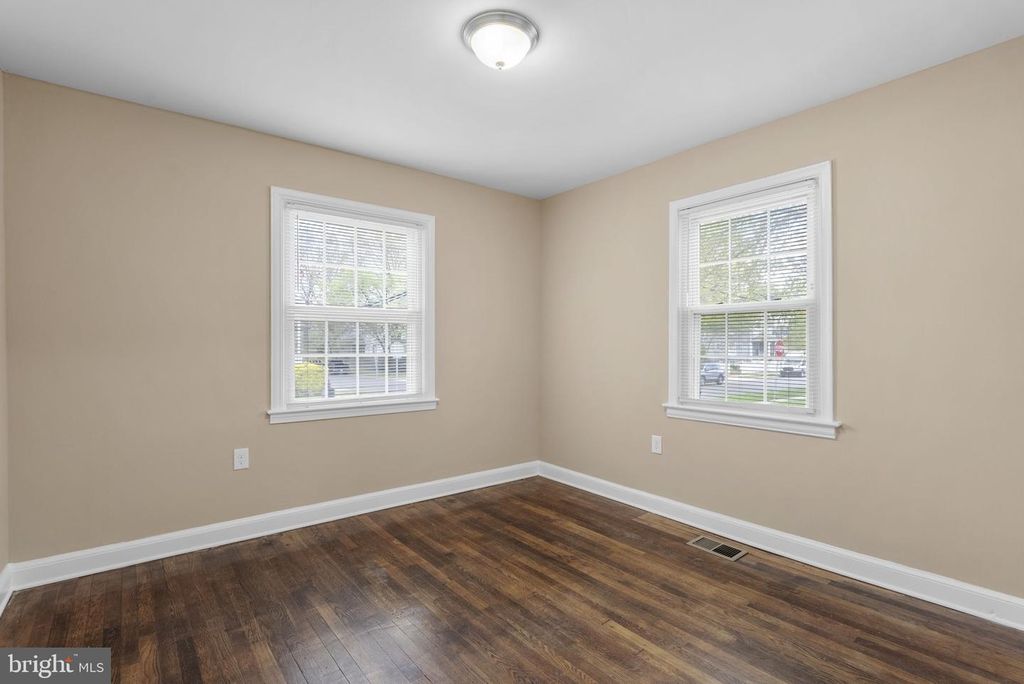 Image 12 of property listing at 4719 QUEENSBURY RD, Riverdale, MD 20737