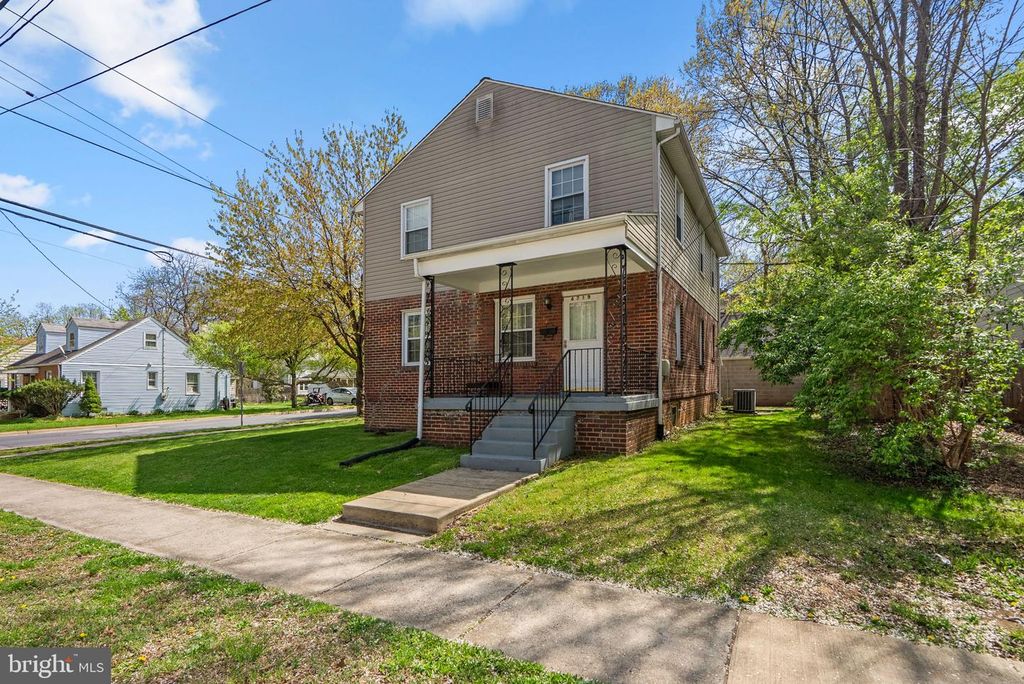 Image 2 of property listing at 4719 QUEENSBURY RD, Riverdale, MD 20737