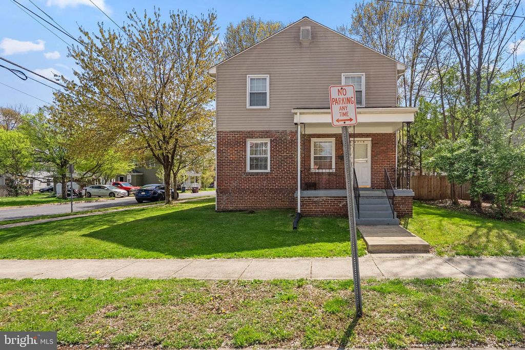 Image 3 of property listing at 4719 QUEENSBURY RD, Riverdale, MD 20737