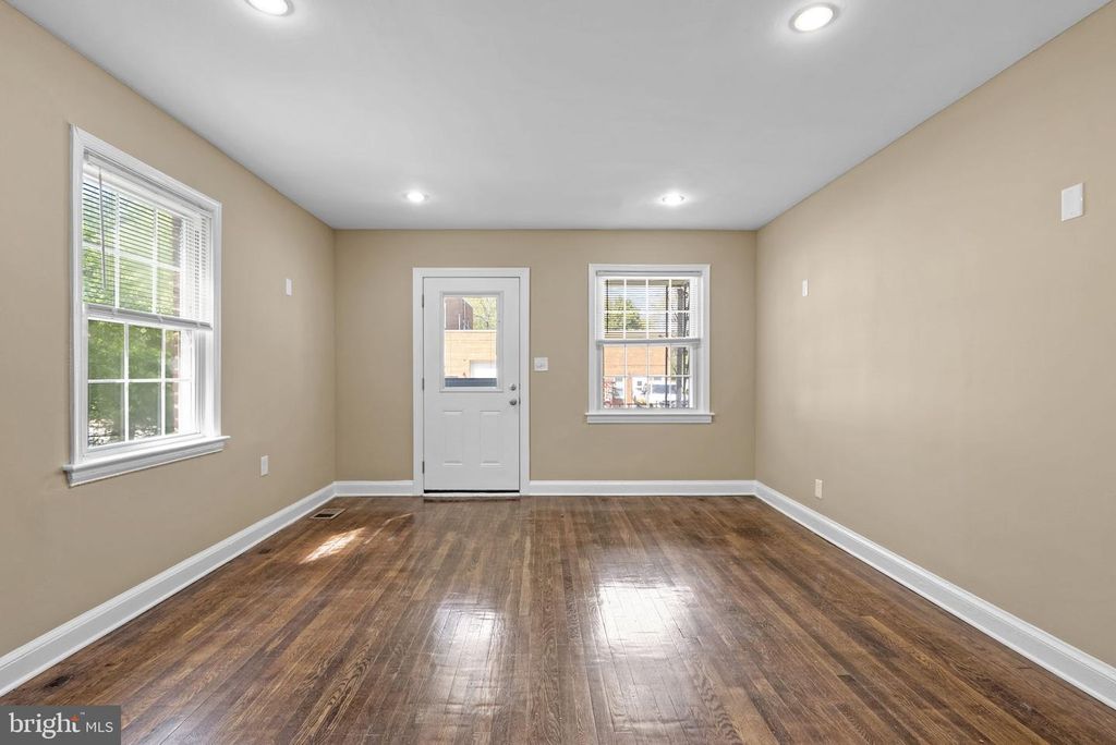 Image 4 of property listing at 4719 QUEENSBURY RD, Riverdale, MD 20737