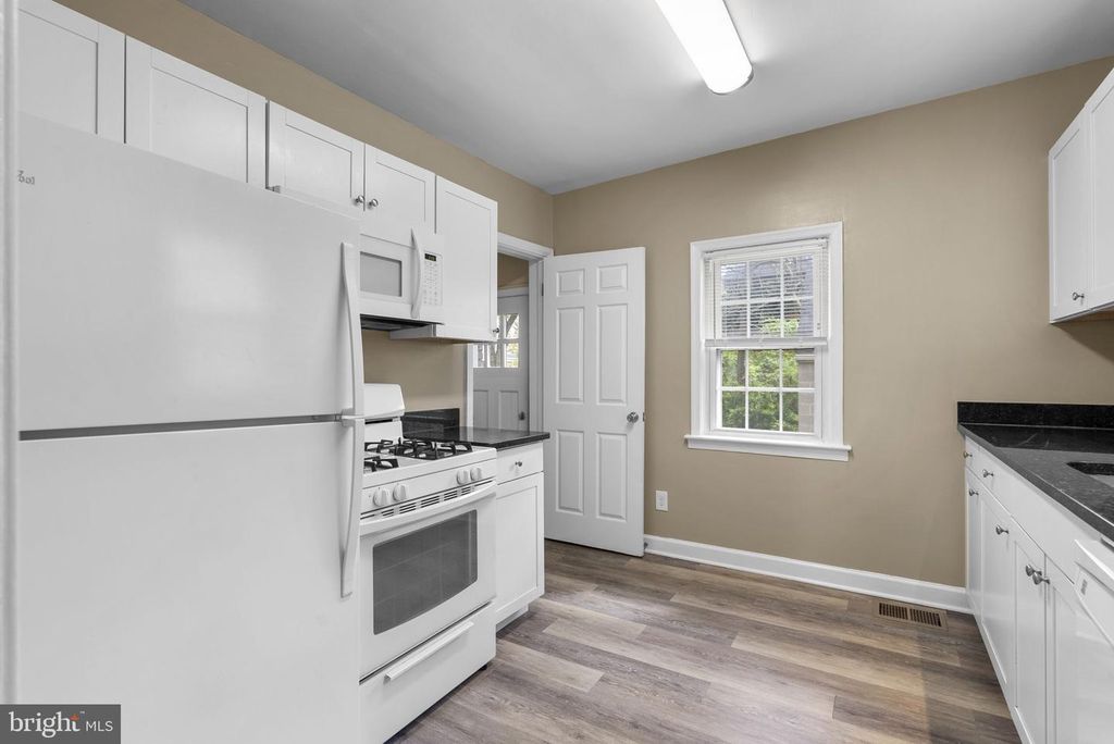 Image 8 of property listing at 4719 QUEENSBURY RD, Riverdale, MD 20737