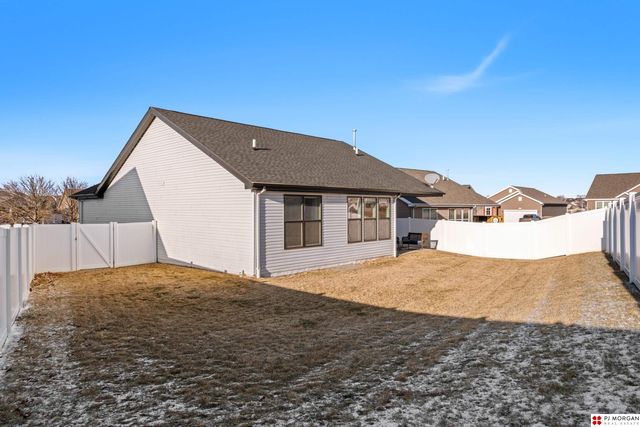 15809 Young Circle, Bennington, NE 68007