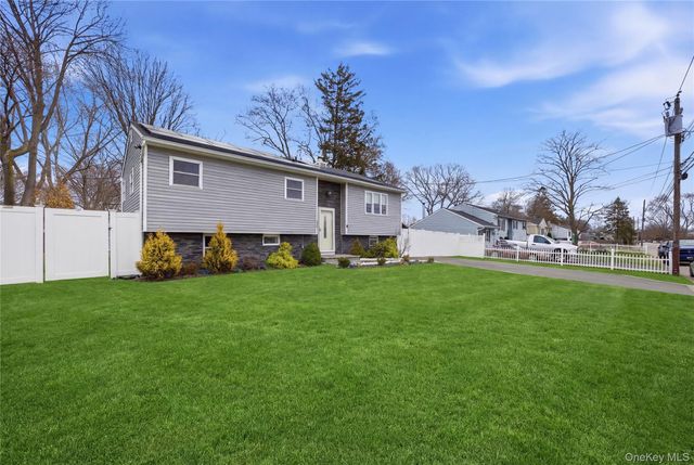 2809 Heather Avenue, Medford, NY 11763