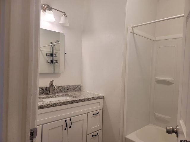 1320 W Oakwood St., Tyler, TX 75702