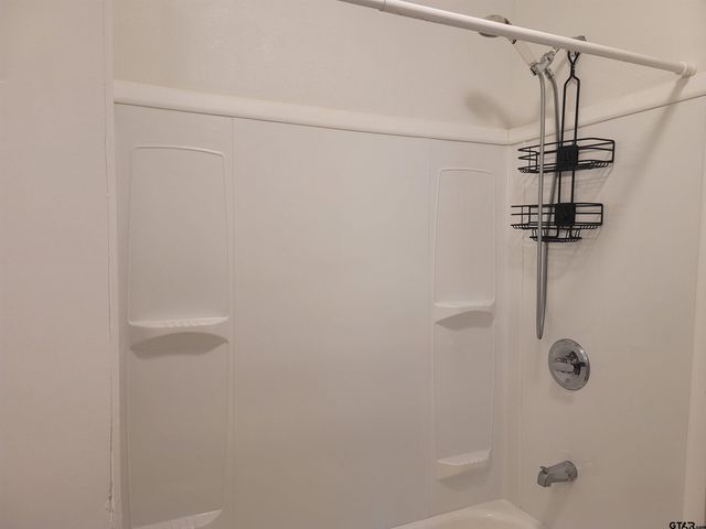 1320 W Oakwood St., Tyler, TX 75702