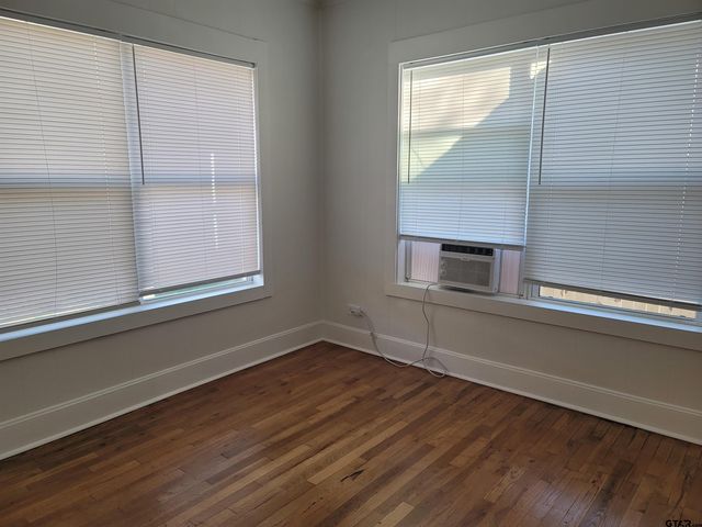 1320 W Oakwood St., Tyler, TX 75702