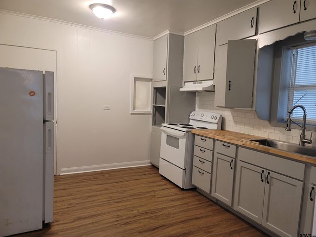 1320 W Oakwood St., Tyler, TX 75702