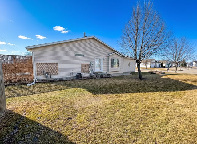 1610 Suntree Drive, West Fargo, ND 58078