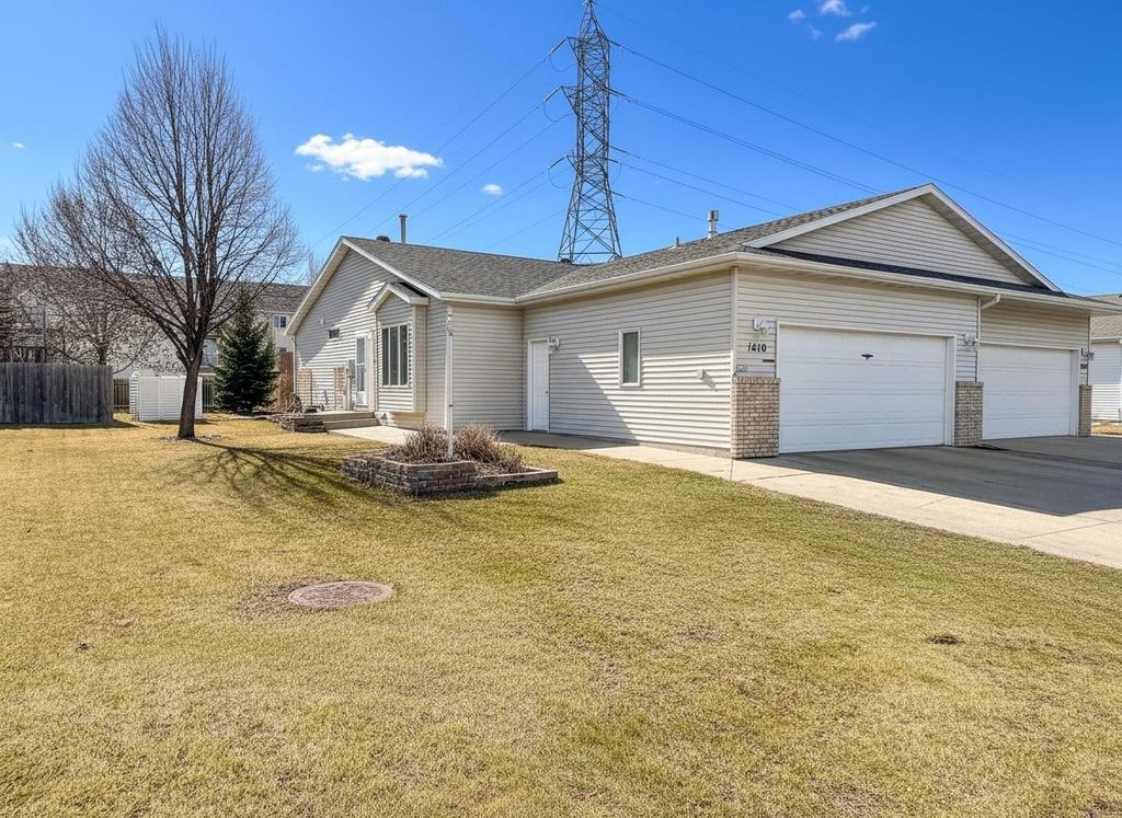 1610 Suntree Drive, West Fargo, ND 58078