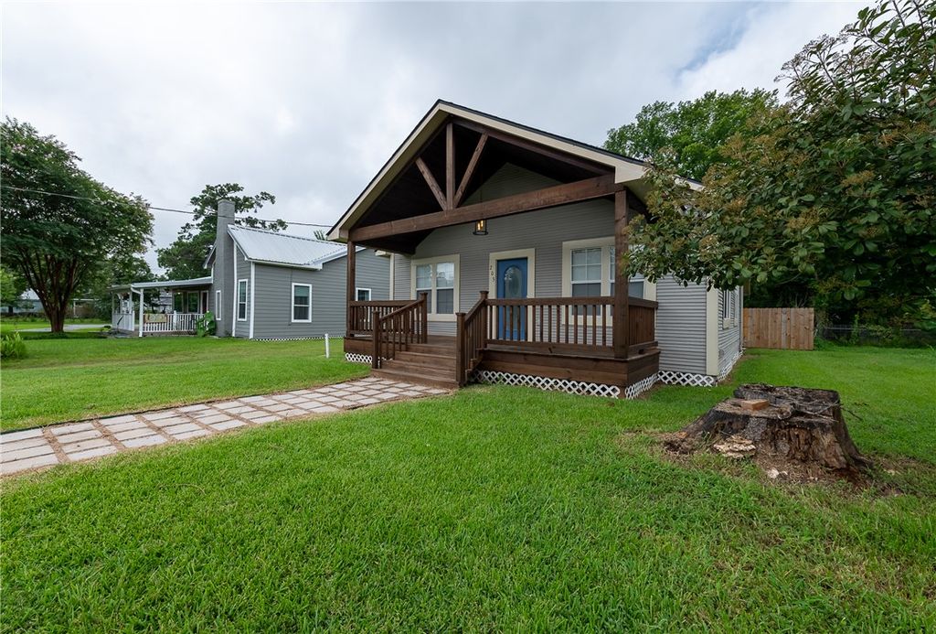 203 North Texas Street, Madisonville, TX 77864 — exterior