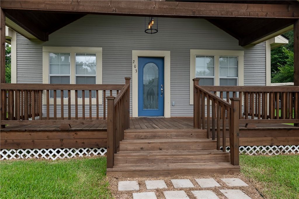 203 North Texas Street, Madisonville, TX 77864 — photo 2