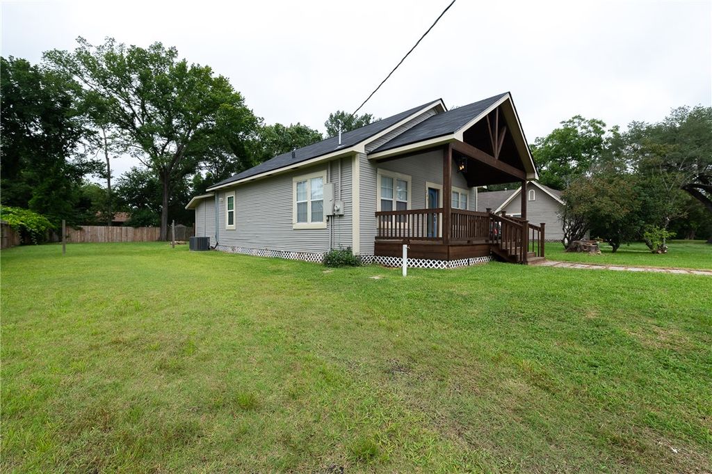 203 North Texas Street, Madisonville, TX 77864 — photo 3