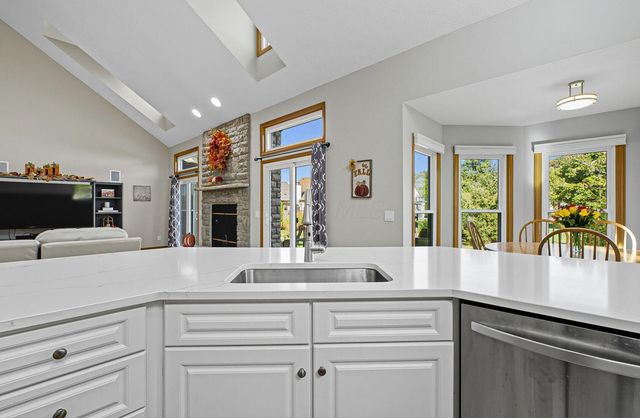 5962 Heritage Lakes Drive, Hilliard, OH 43026