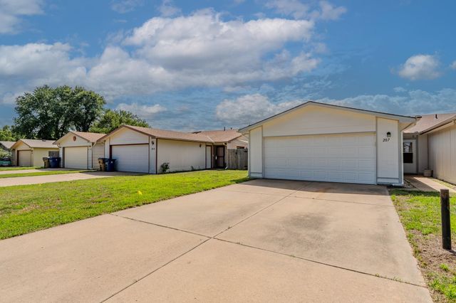 207 S Westview Dr, Derby, KS 67037