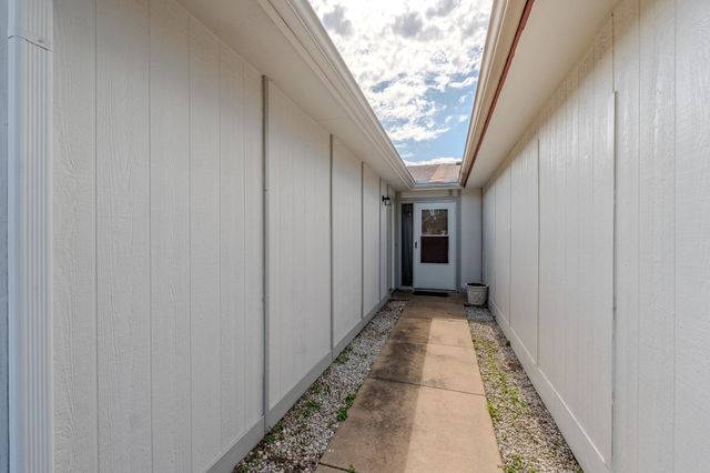 207 S Westview Dr, Derby, KS 67037